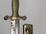 une épée posée à côté d'un briquet