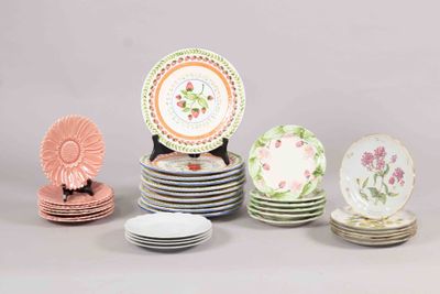 many plates that are stacked on top of each other