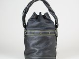 sac seau en cuir noir sur fond blanc