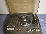un tourne-disque posé sur une platine