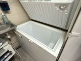 un petit réfrigérateur blanc dans une petite pièce