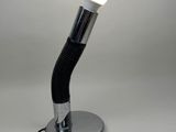 l'image d'une lampe posée sur une table