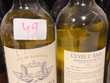 plusieurs bouteilles de vin se trouvent sur une étagère dans un magasin