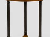 une table ronde avec un plateau en bois et des pieds noirs