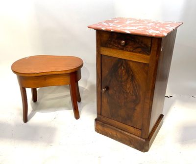 une petite table et un petit meuble placés l'un à côté de l'autre