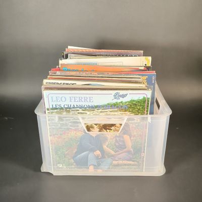une pile de livres posée sur une boîte transparente