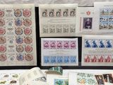 de nombreux timbres exposés sur une table