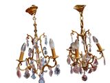 paire de lustres anciens en laiton et cristal