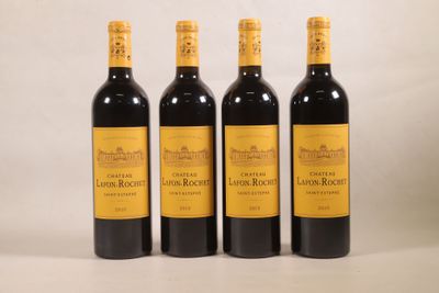 trois bouteilles de vin sont alignées sur une surface blanche