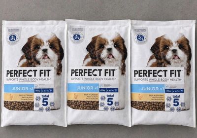 trois sacs de croquettes « Perfect Fit » posés sur une table