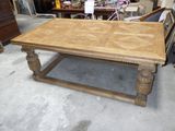 une table placée au milieu d'une pièce