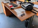 une image représentant un bureau avec deux écrans et un clavier