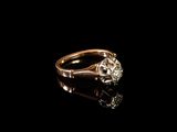 gros plan d'une bague en diamant sur une surface noire
