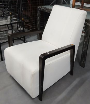 une chaise blanche posée au milieu d'une pièce