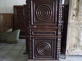 un grand meuble en bois au milieu d'une pièce