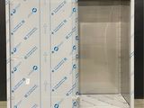 une armoire blanche sur laquelle est collé un autocollant bleu et blanc