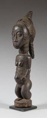 l'image d'une statue de femme avec un chapeau sur la tête