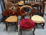 quatre chaises qui sont assises ensemble dans une pièce