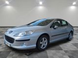 la voiture argentée est garée sur un sol en damier dans le garage