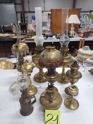 une table sur laquelle sont posés de nombreux objets anciens