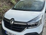 une camionnette blanche garée sur le bord de la route