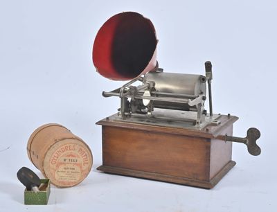 une petite boîte en bois surmontée d'une corne rouge