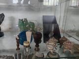 une vitrine en verre contenant divers objets