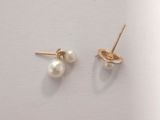 deux paires de boucles d'oreilles en perles et en or posées sur un fond blanc