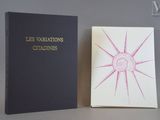 deux livres posés l'un à côté de l'autre sur une table