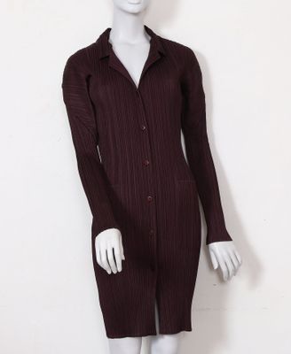 le mannequin porte une robe marron et un chapeau noir