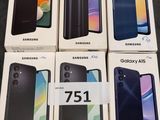 Six cartons de Samsung A50 sont empilés les uns sur les autres