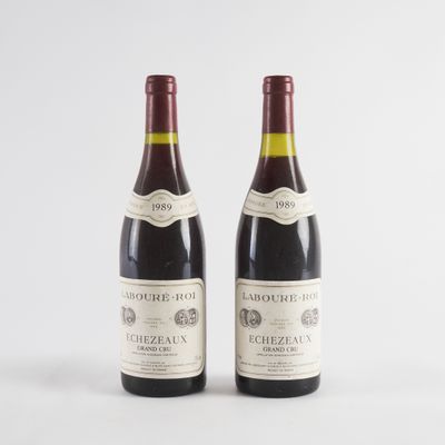 deux bouteilles de vin posées l'une à côté de l'autre sur une surface blanche