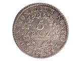 Gros plan sur une pièce de monnaie ornée d'une couronne
