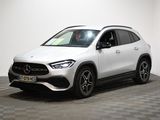 un SUV Mercedes blanc garé dans une pièce au sol carrelé en damier
