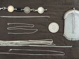 beaucoup d'objets en argent posés sur une table