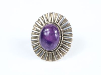 Gros plan sur une bague contenant une pierre violette