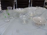 une table sur laquelle se trouvent de nombreux objets en verre