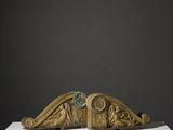 paire de serre-livres anciens en laiton posés sur un socle blanc