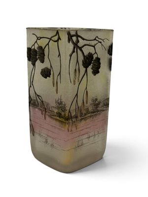 un vase en verre orné d'une image représentant un arbre