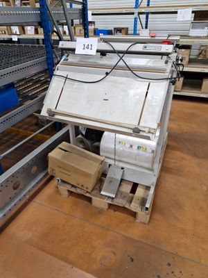 une machine posée sur le sol dans un entrepôt