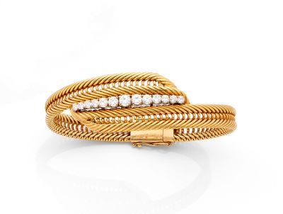 une bague en or jaune et diamants, signée Van Cleef