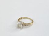 une image d'une bague en diamant sur une surface blanche