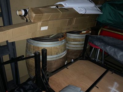 une pile de boîtes posée sur un carton
