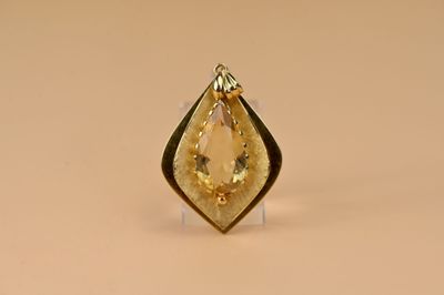 Pendentif en or jaune 18K 750/1000e de forme losange serti d…