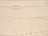 une vieille photo en noir et blanc d'une plage avec des empreintes de pas dans le sable