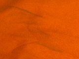 un gros plan sur une couverture orange ornée d'une bande noire
