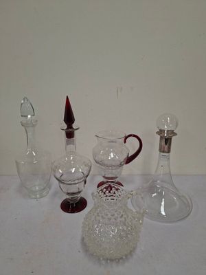 a lot of glass items that are on the table