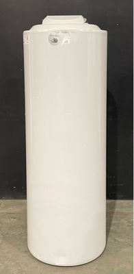 un chauffe-eau blanc posé au sol