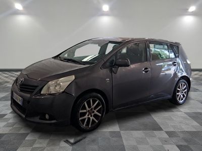 une photo d'une Toyota Yaris grise garée dans un showroom