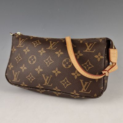 sac de poignet en toile Monogram de Louis Vuitton